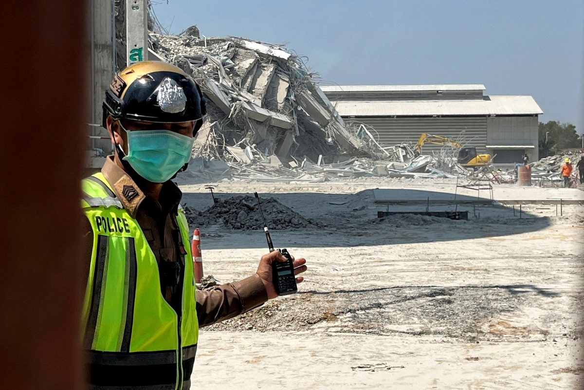    Последствия землетрясения в Бангкоке./REUTERS/Ann Wang