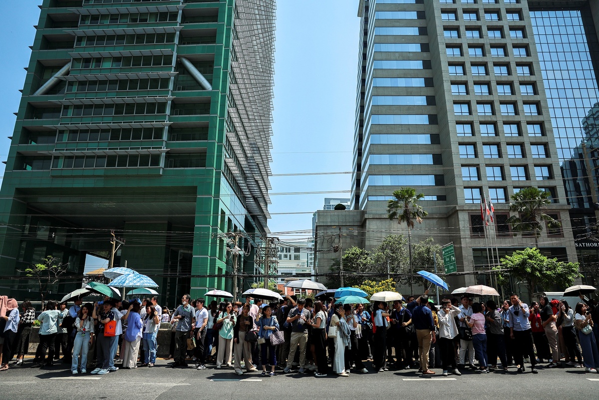    Последствия землетрясения в Бангкоке./REUTERS/Athit Perawongmetha