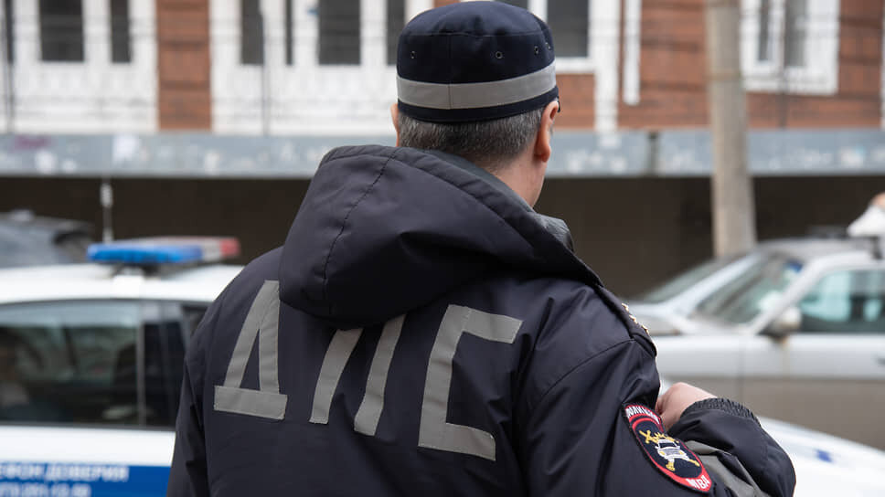 В Казани сотрудники ГИБДД конфисковали авто водителя, катавшего людей на капоте.📷Фото: Игорь Елисеев / Коммерсантъ