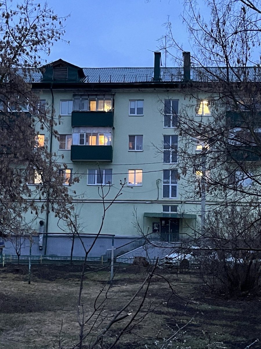 Во время выполнения одного из заказов попала во двор своего детства. Квартира на 4 этаже слева - наша, там я жила до 14 лет.