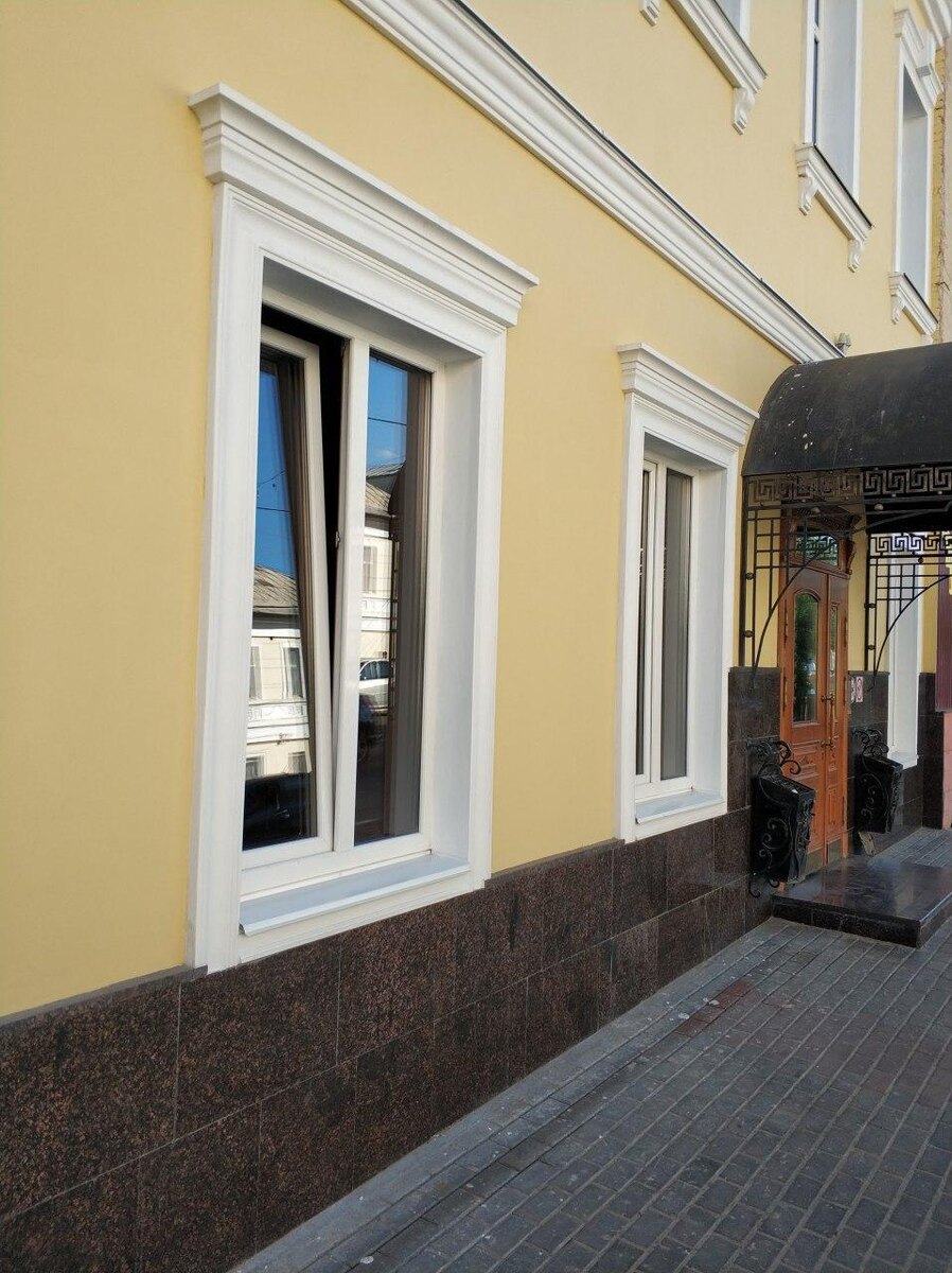 Окно с откосом, обрамленное декором