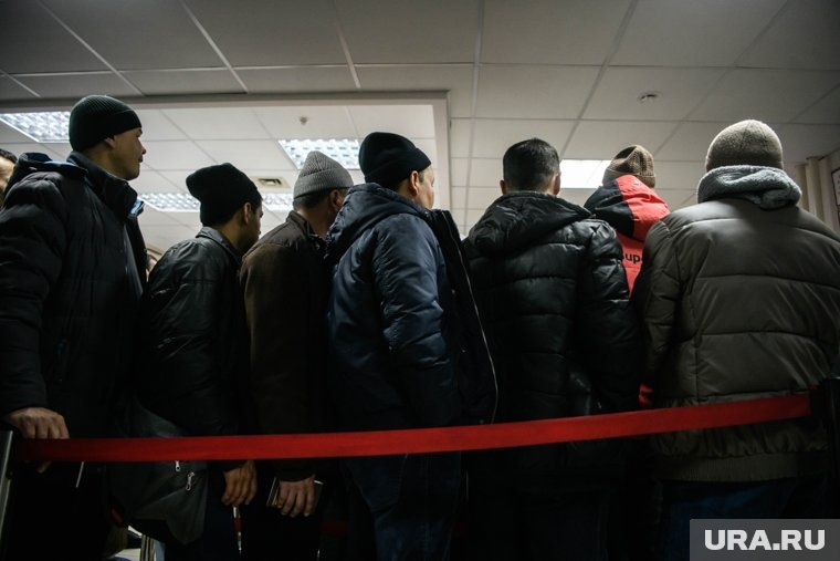 У сотен мигрантов обнаружены нарушения. Фото: Илья Московец © URA.RU