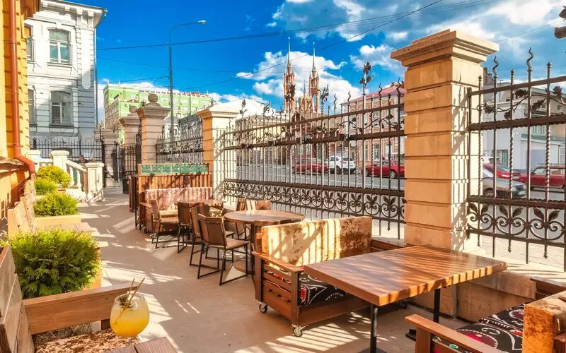    В теплое время у ресторана «Кухмистерская фон Вакано» начинает работать летнее кафе.