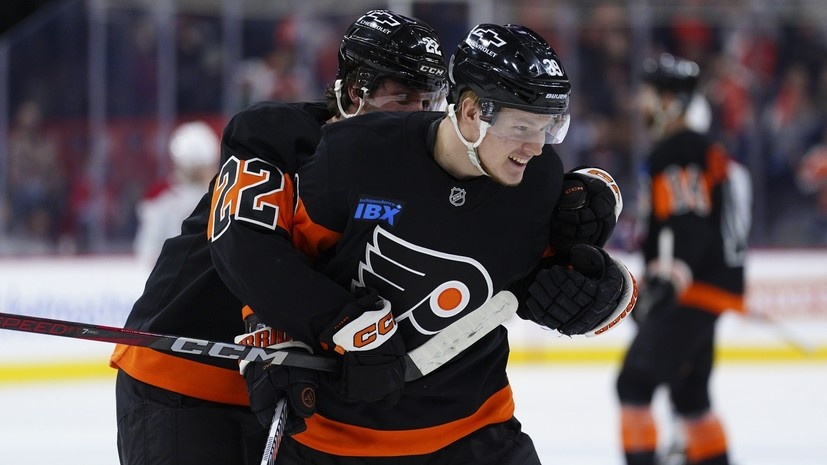     Хоккеисты «Филадельфии» Матвей Мичков и Джейкоб Пеллетье AP Derik Hamilton