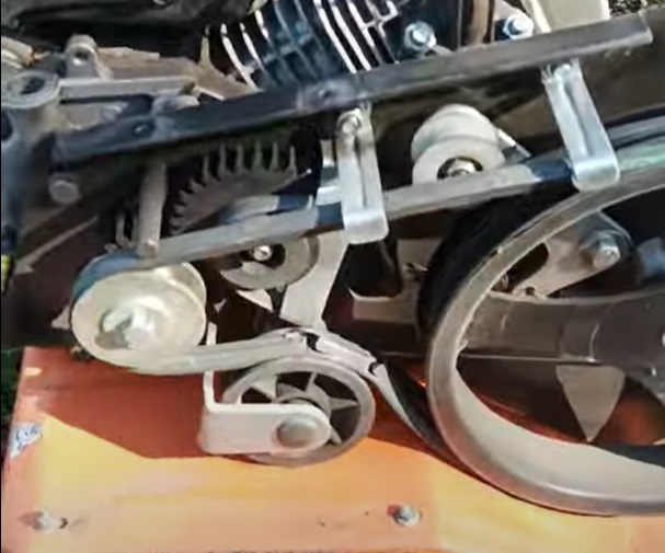 Изношенный ремень культиватора