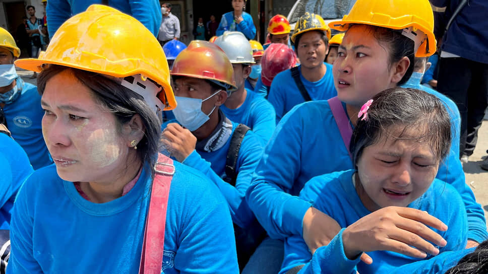 Рабочие у упавшего здания в Бангкоке.📷Фото: Ann Wang / Reuters