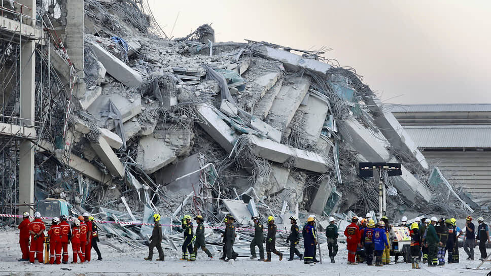 Спасатели работают на месте рухнувшей высотки .📷Фото: Wason Wanichakorn / AP
