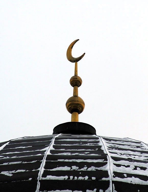 Полумесяц на куполе мечети