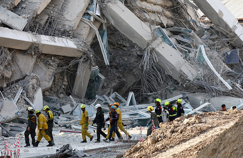 В фотогалерее BFM.ru — кадры последствий землетрясения. На этом фото: разрушения в Бангкоке.    
 Фото: REUTERS/Athit Perawongmetha📷    Утром 28 марта в Юго-Восточной Азии произошло мощное землетрясение, по разным данным, магнитудой от 7,7 до 8. Сильнейший удар пришелся на центральную часть Мьянмы, где погибли по меньшей мере 20 человек. Также стихия затронула столицу Таиланда. Экстренные службы и очевидцы в двух странах сообщают о жертвах, десятках раненых и оказавшихся под завалами.