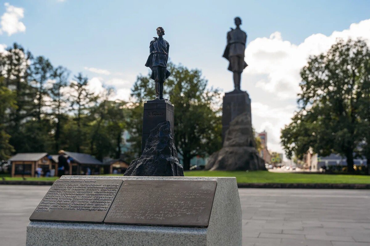 Памятник Максиму Горькому и его тактильная мини-копия на площади Горького в Нижнем Новгороде. Фото: Дима Четыре