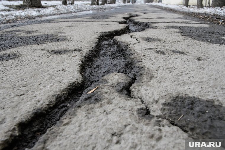 Дорогу переливало четыре раза, поэтому она разрушилась, говорят в миндортрансе (архивное фото). Фото: Владимир Жабриков © URA.RU