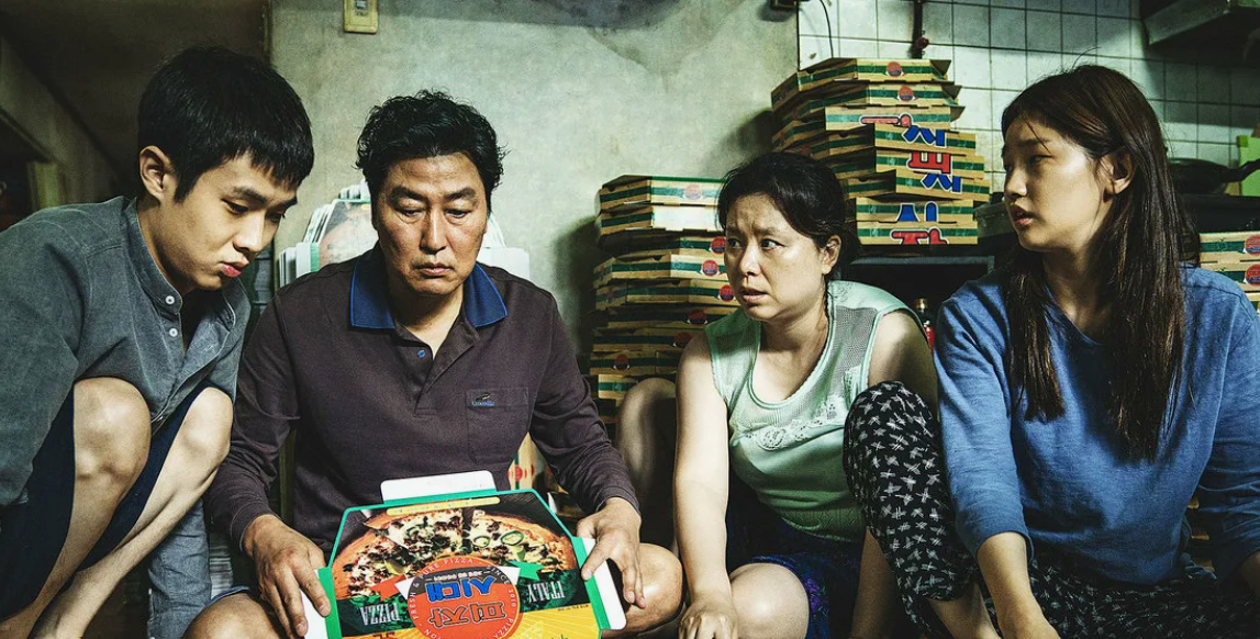 Кадр из фильма "Паразиты", 2019г. (Режиссер Пон Джун-Хо)