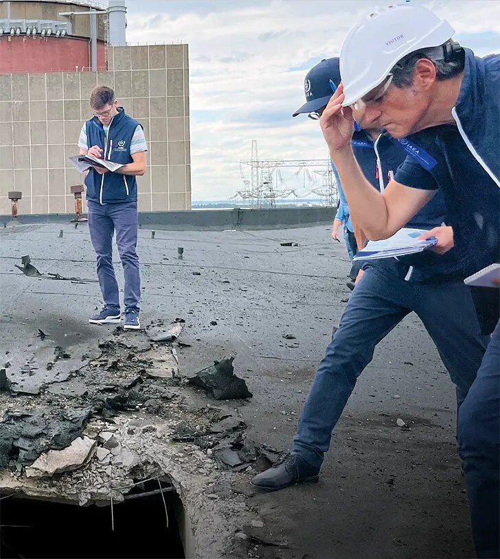 Инспектор МАГАТЕ высматривает в дыре от украинского снаряда вину России
