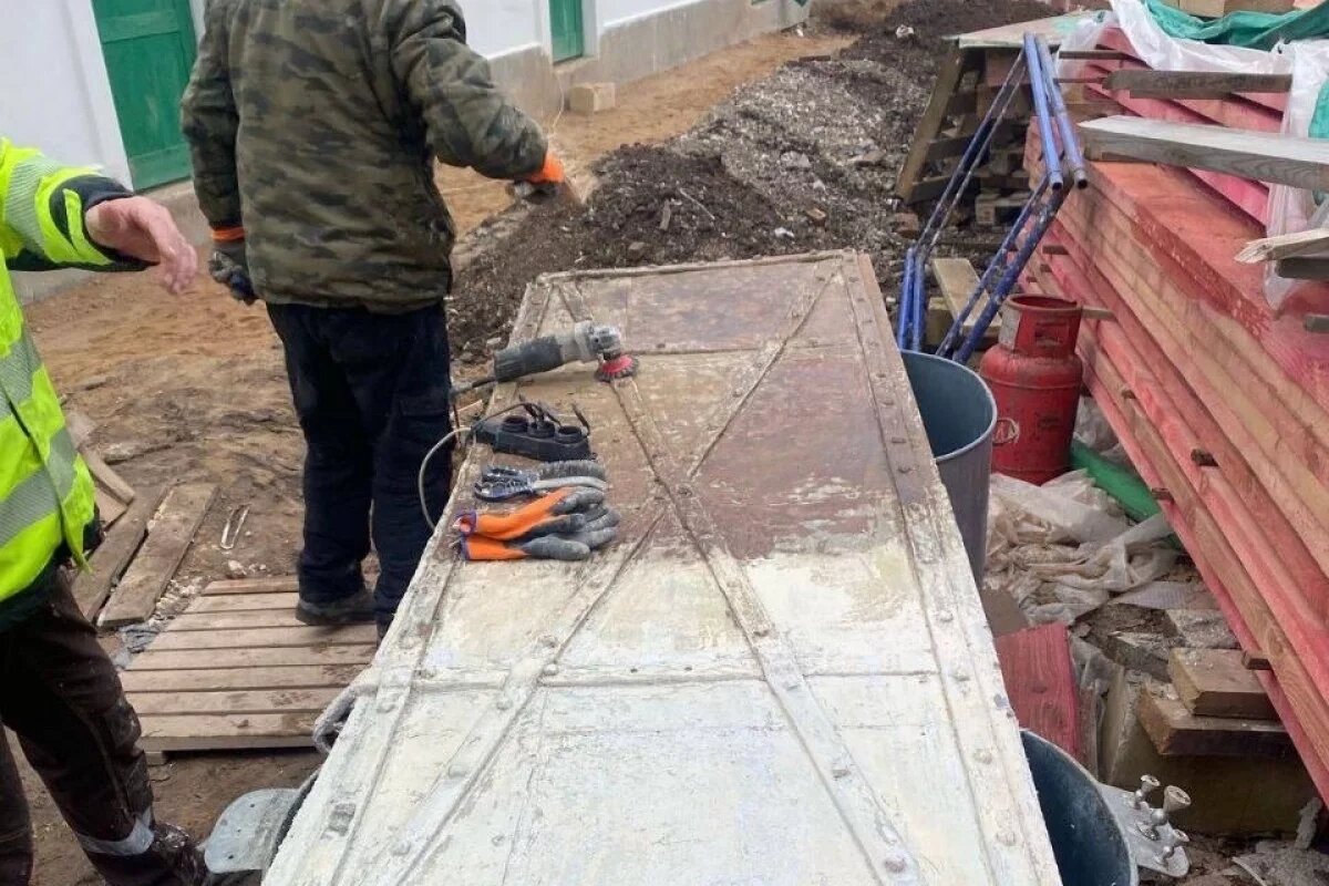    Кованные двери восстанавливают в храме Сорока мучеников в Печорах