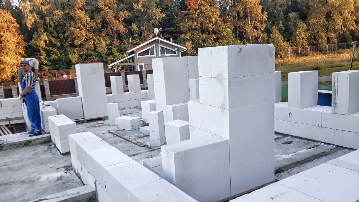 Возведение стен загородного дома. Фотобанк СК "БАКО".