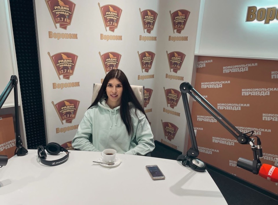    2021 год. Елена Мамедова в радиостудии "КП-Воронеж" после возвращения из Пекина. Алексей СЕРГУНИН