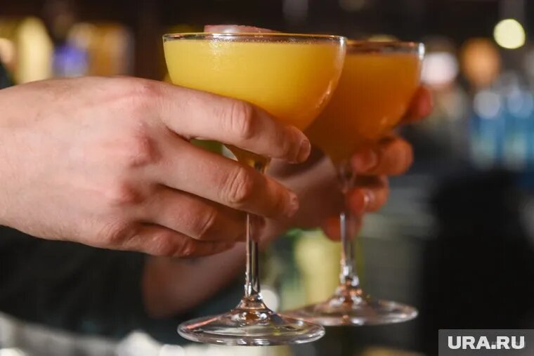 По словам авторов объявления, доход девушек зависит от напитков, заказанных клиентами клуба. Фото: Эдуард Корниенко © URA.RU