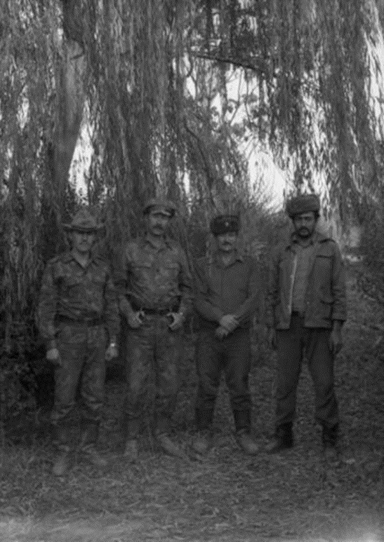 Слева- направо: пр-к Макаров, наш старшина, комбат - м-р Загний И. А., зампотех м-р Щигорцев и начальник местного ХАДа. Сад в Баламургабе, где мы заняли оборону