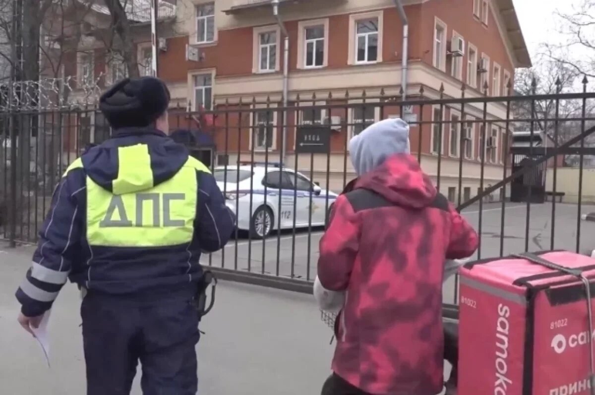    Гаишников из Петербурга, отказавшихся от курьерских взяток, могут поощрить