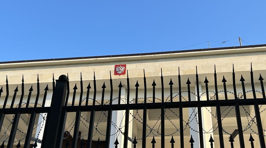     Комплекс зданий посольства РФ в центре Сухума Фото Всеволода Некрасова, Юга.ру