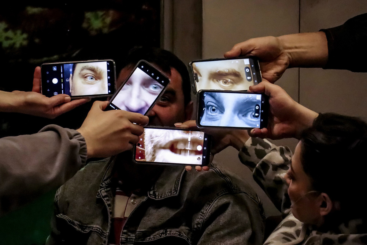    Сцена из спектакля «Пустые поезда»