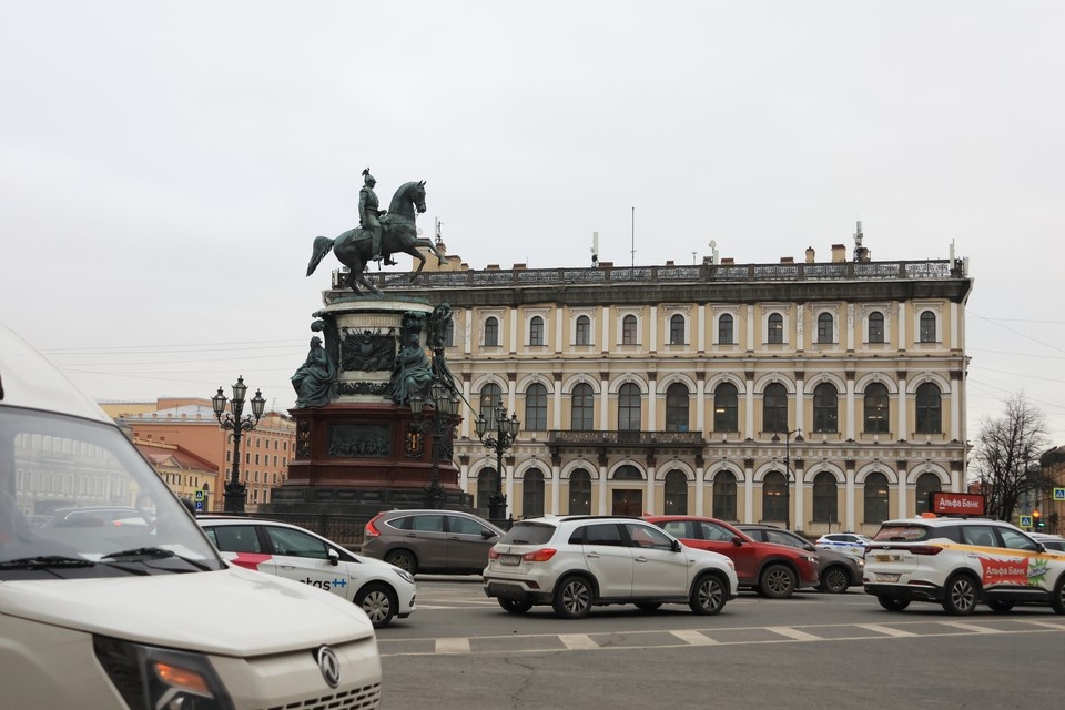    В этом здании находится институт. Балкон никуда не делся Вероника ОВСЯННИКОВА