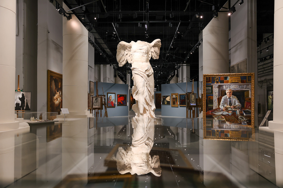 Экспозиция выставки «Выпуск. История. Академия Глазунова. Живопись, ваяние и зодчество. Две эпохи на Мясницкой»