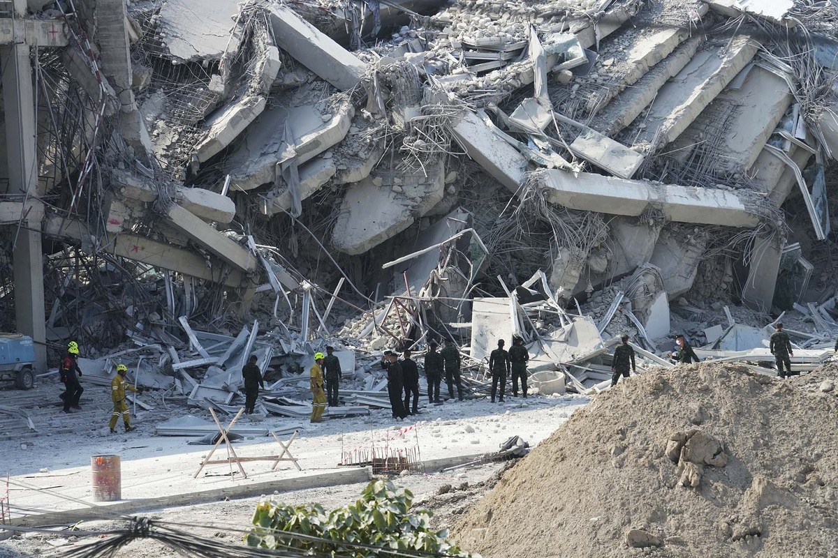    Спасатели работают на месте строящегося высотного здания, обрушившегося после землетрясения в Бангкоке, Таиланд, 28 марта 2025 года