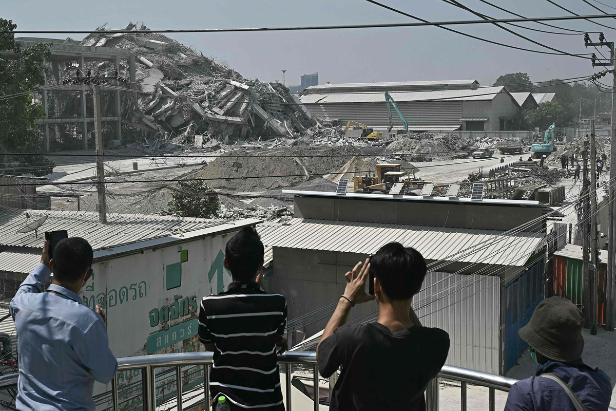    Жители снимают последствия землетрясения, Бангкок, Таиланд, 28 марта 2025 года