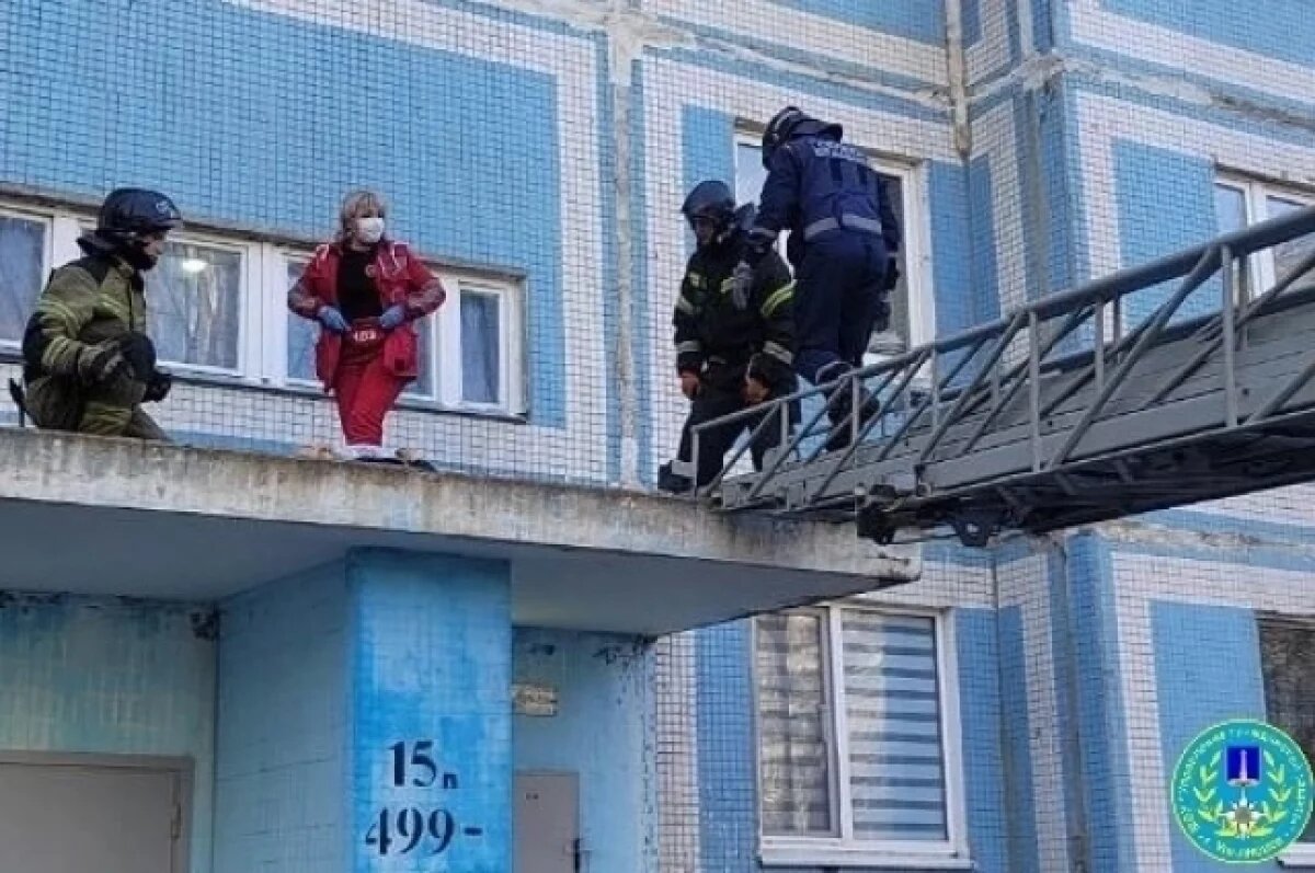    В Новом городе мужчина упал из окна 6 этажа на козырёк подъезда и выжил