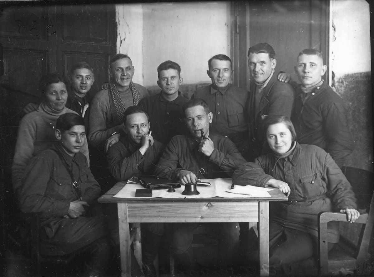 Псковский подпольный партактив. Михайлов В.Ф. в центре, с трубкой. ЦГАИПД СПб. Ф.116 Оп.16. Д.535 Л.3