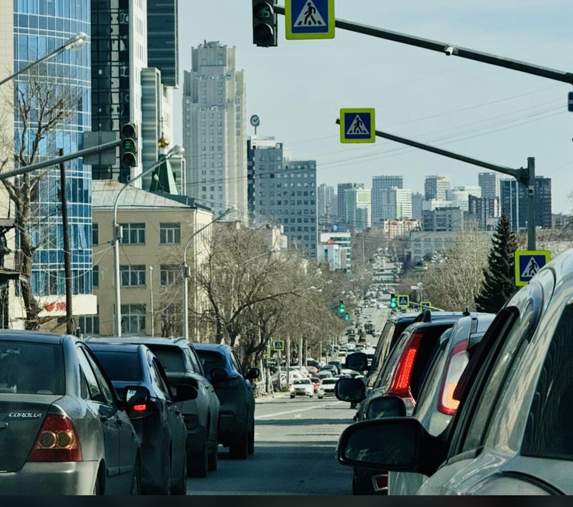 Это Екатеринбург. Дороги тут сухие и чистые, в отличие от наших