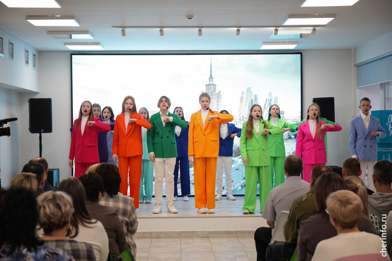    Церемония прошла в Молодежном центре. Участникам спецоперации вручили медали Суворова, Жукова, "За отвагу".