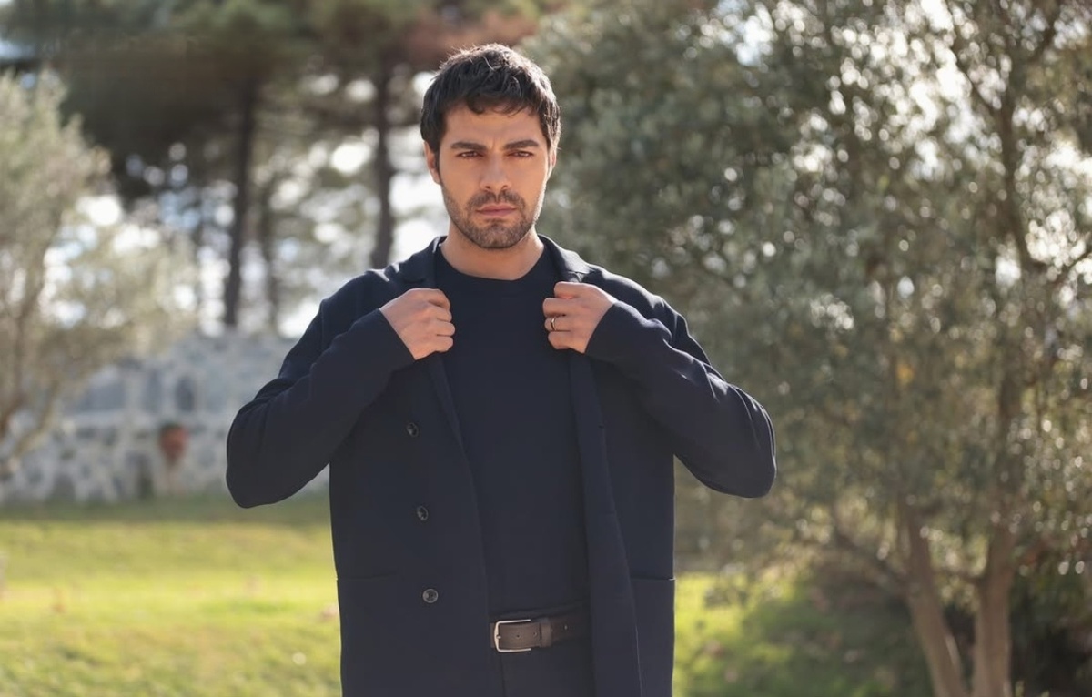 Гёкберк Йылдырым (кадр из сериала "Ветреный холм")