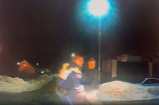    Первым делом инспекторы поспешили на помощь мужчине с парализованными ногами. Фото: Госавтоинспекция РТ