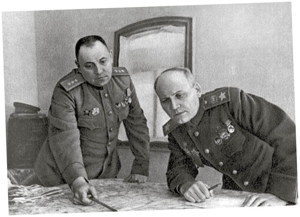 Фото из открытых источников/Командующий 2-м Украинским фронтом Маршал Советского Союза И. С. Конев и начальник штаба генералполковник М. В. Захаров за картой боевых действий. Правобережная Украина. Март 1944 г