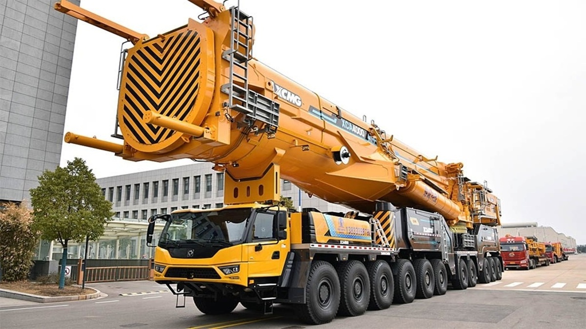 На фотографии: современный автокран XCMG XCA4000 грузоподъемностью 4000 т, китайская компания SANY.