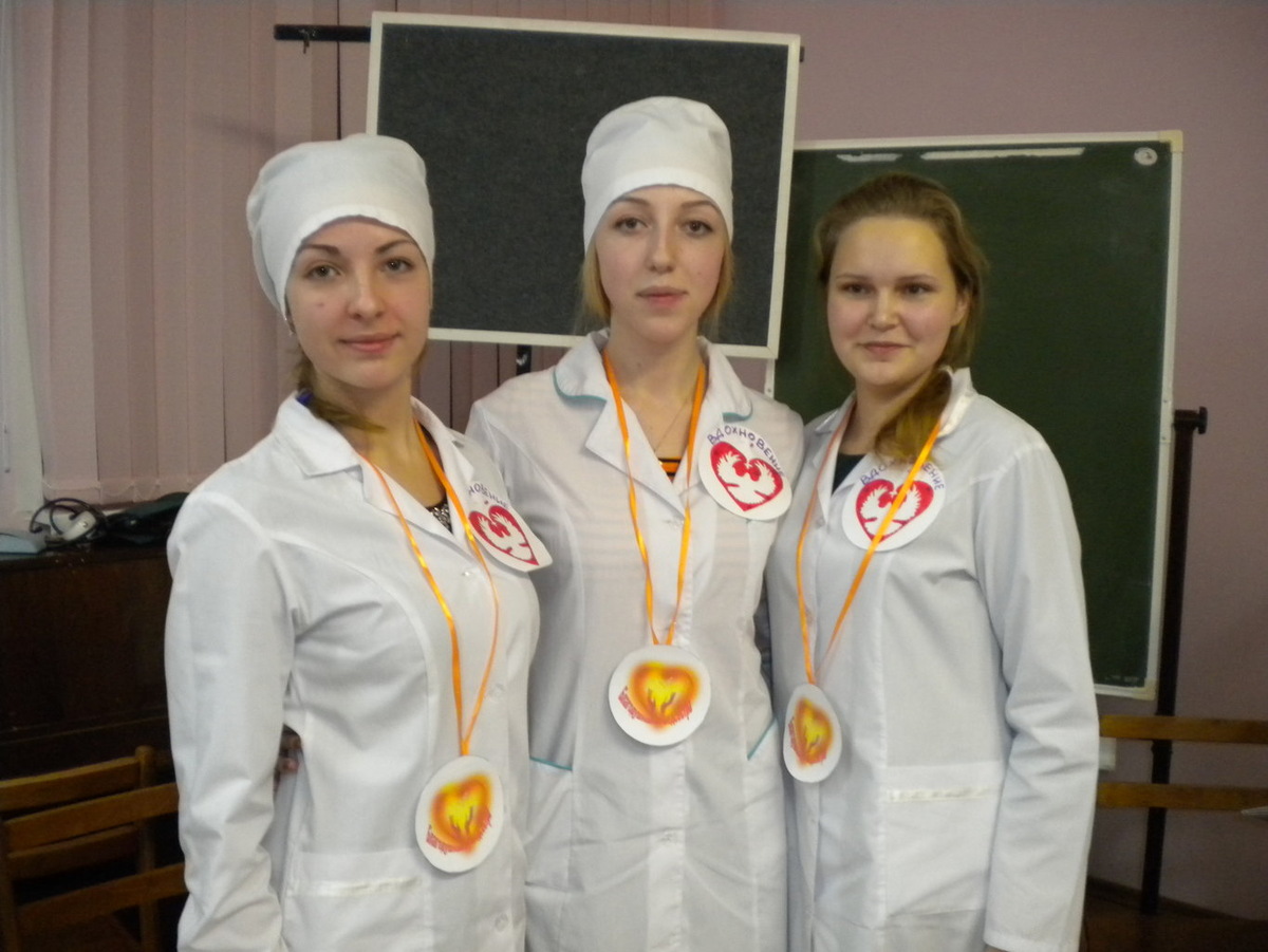    Обязан ли медицинский колледж требовать собирать волосы в хвост?