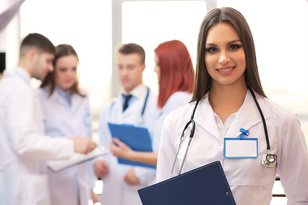    Обязан ли медицинский колледж требовать собирать волосы в хвост?