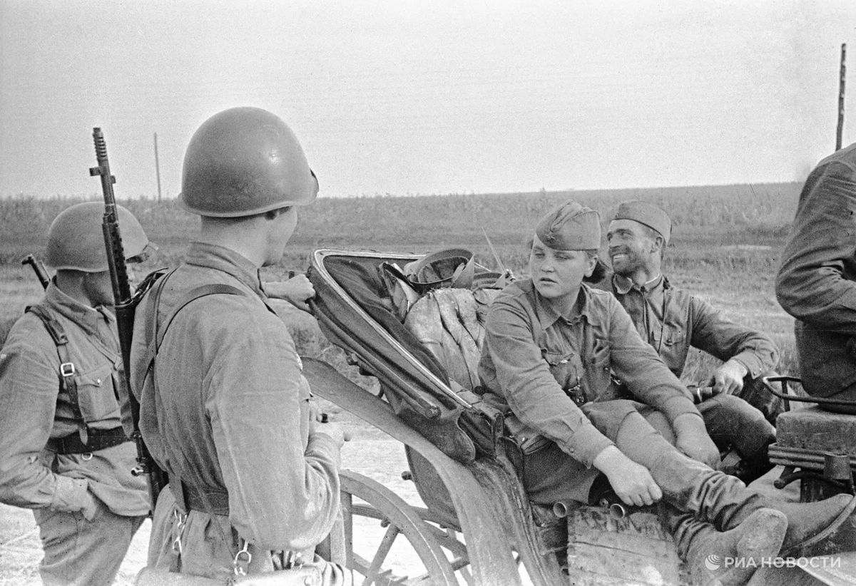 Разведчица Катя беседует с бойцами в районе села Малый Дальник, Одесского района, Одесской области. Дата съемки 1 августа 1941 года.