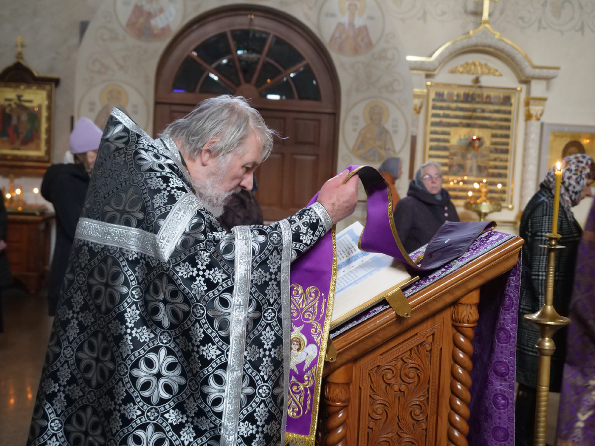 Отец Александр читает Евангелие от Марка.
