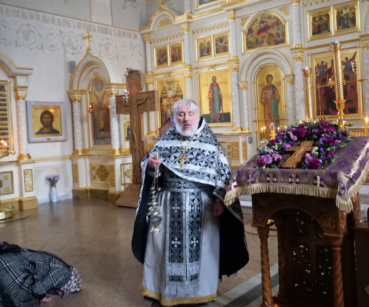 Еще чуть-чуть и отец Александр унесёт Крест в Алтарь
