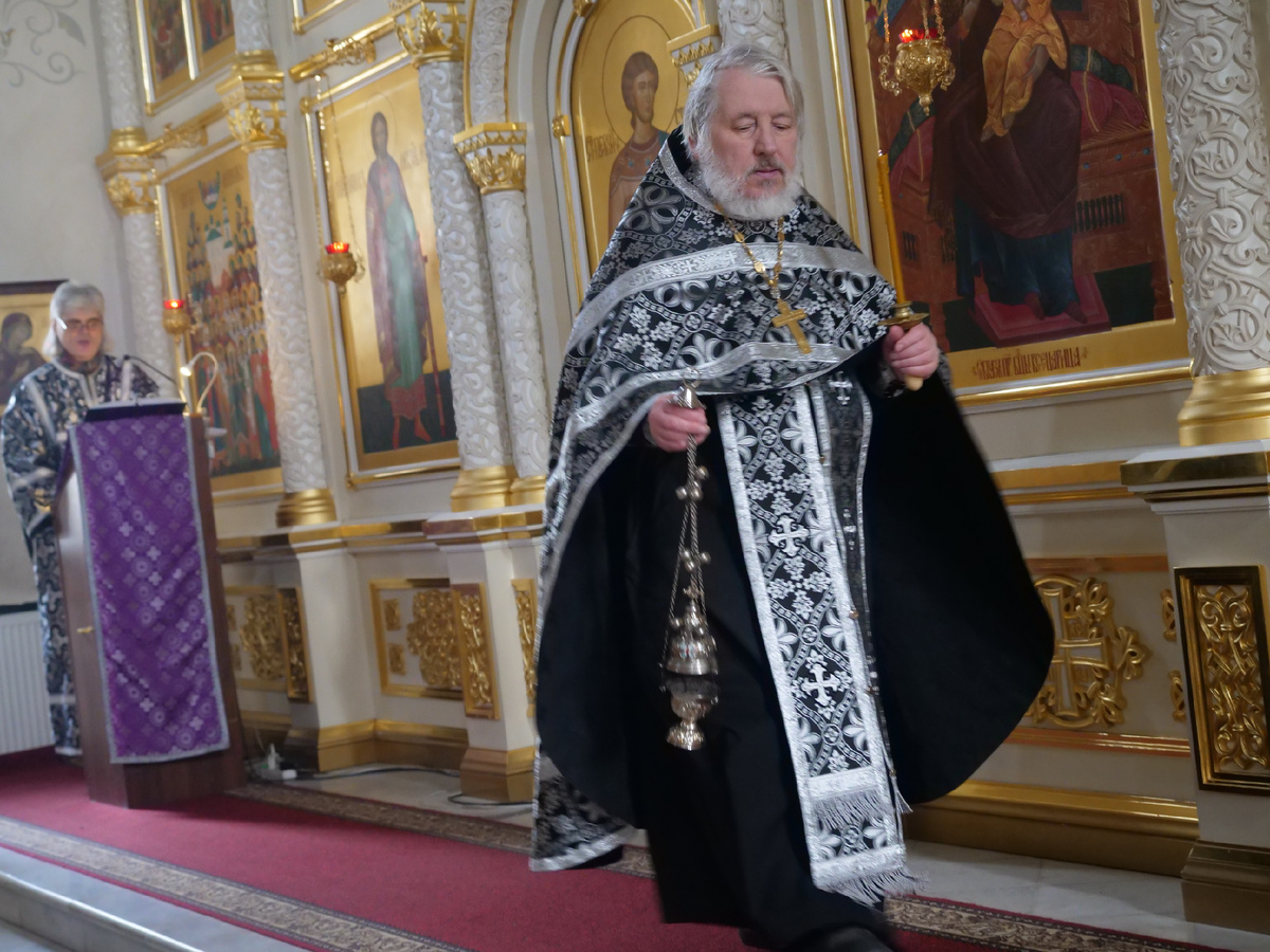 Идет по солее отец Александр. Старший алтарник Сергий Петровнин молится.