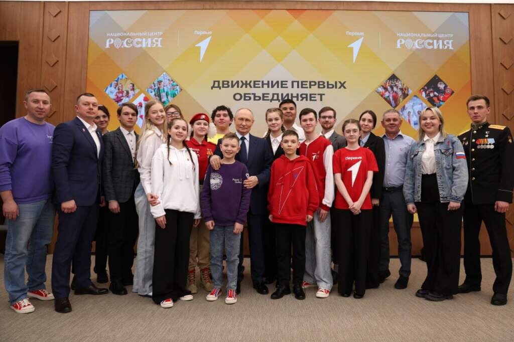    Екатерина Рабочая в первом ряду, слева от Президента РФ, в белой толстовке и  тёмных брюках Марина Кремлева