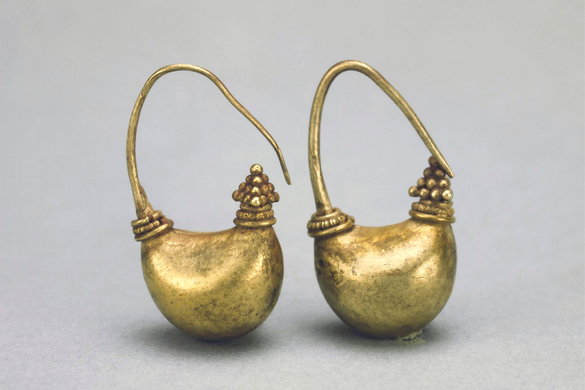 Серьги ладьевидные, V в. до н.э., некрополь Нимфея, курган 17. Золото, тиснение, зернь, высота 2,4 см © экспонат Эрмитажа, Санкт-Петербург
