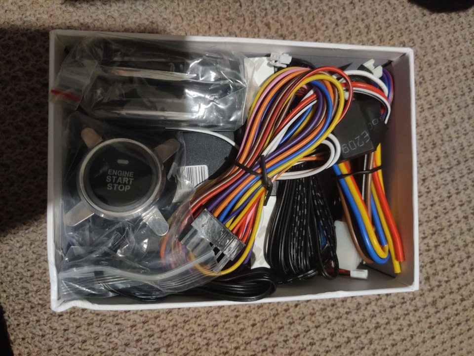 Комплект сигнализация k5-9100: блок, пара брелоков, кнопка старт/стоп, датчик удара, пара антенн и разъёмы