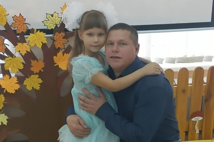 Так сильно переживал за дочь. После обострения болезни мужчина угас за 3 дня — до этого в семье парализовало младшую дочь из-за укуса клеща