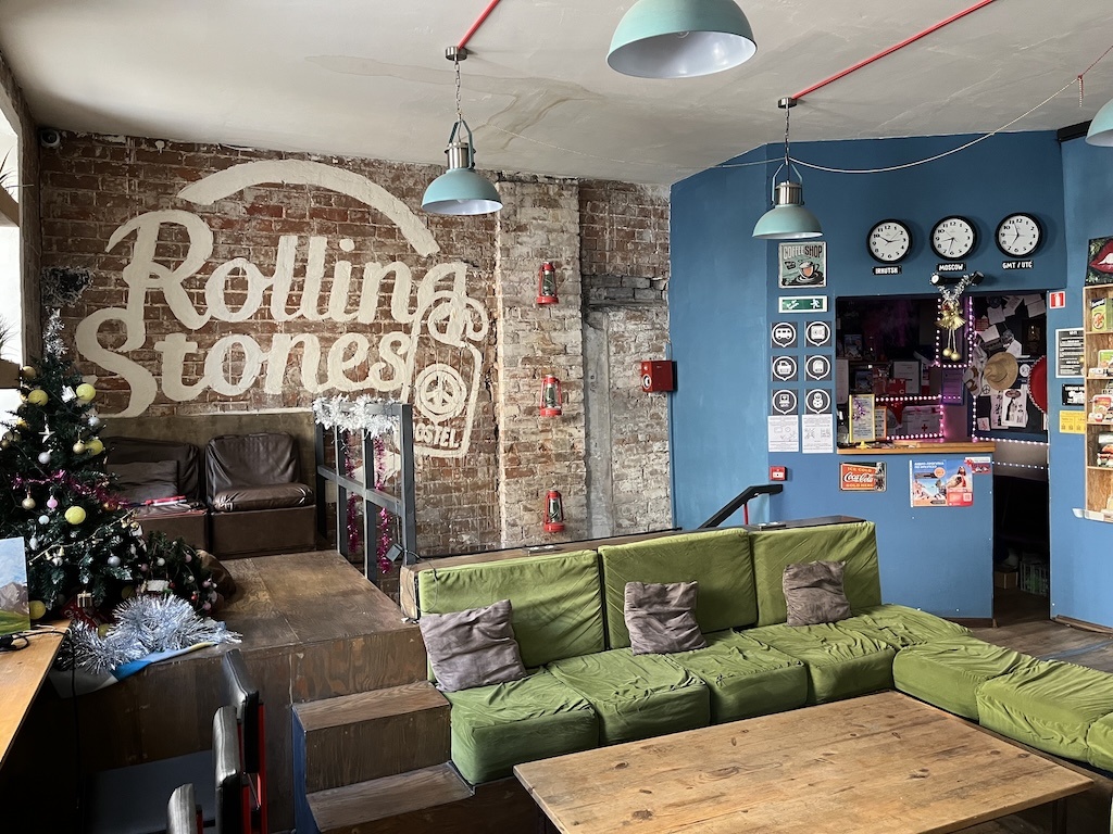 Хостел Rolling Stones назван в честь влиятельной британской рок-группы. Это проявляется в деталях интерьера: на подоконниках стоят электрогитары и аудиосистема, а на полках – пластинки с винтажными записями. Фото: Первый Байкальский.