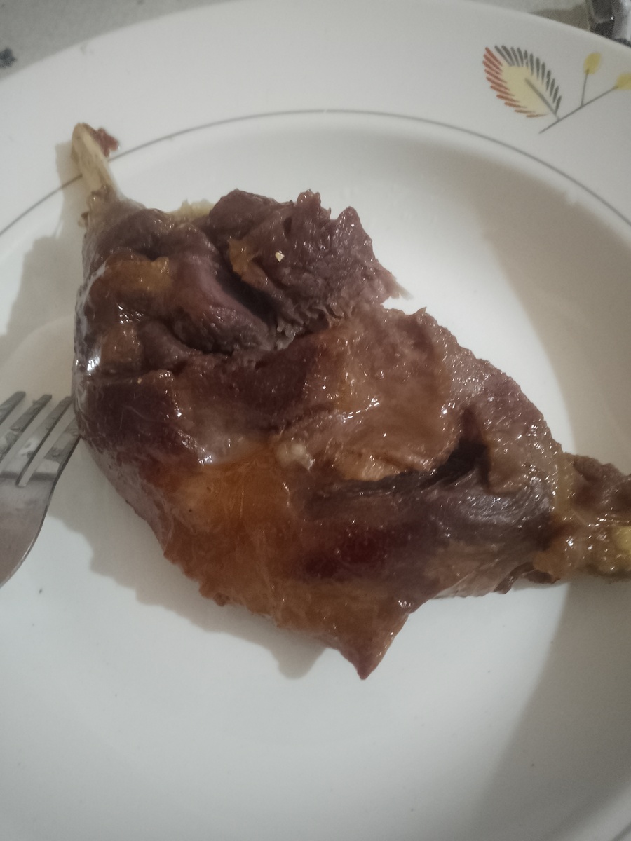 Ножка гуся тушеная в пиве