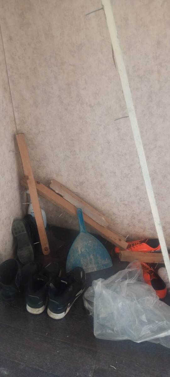 Брат долго удивлялся как можно было гвозди вбить в кирпичи. 